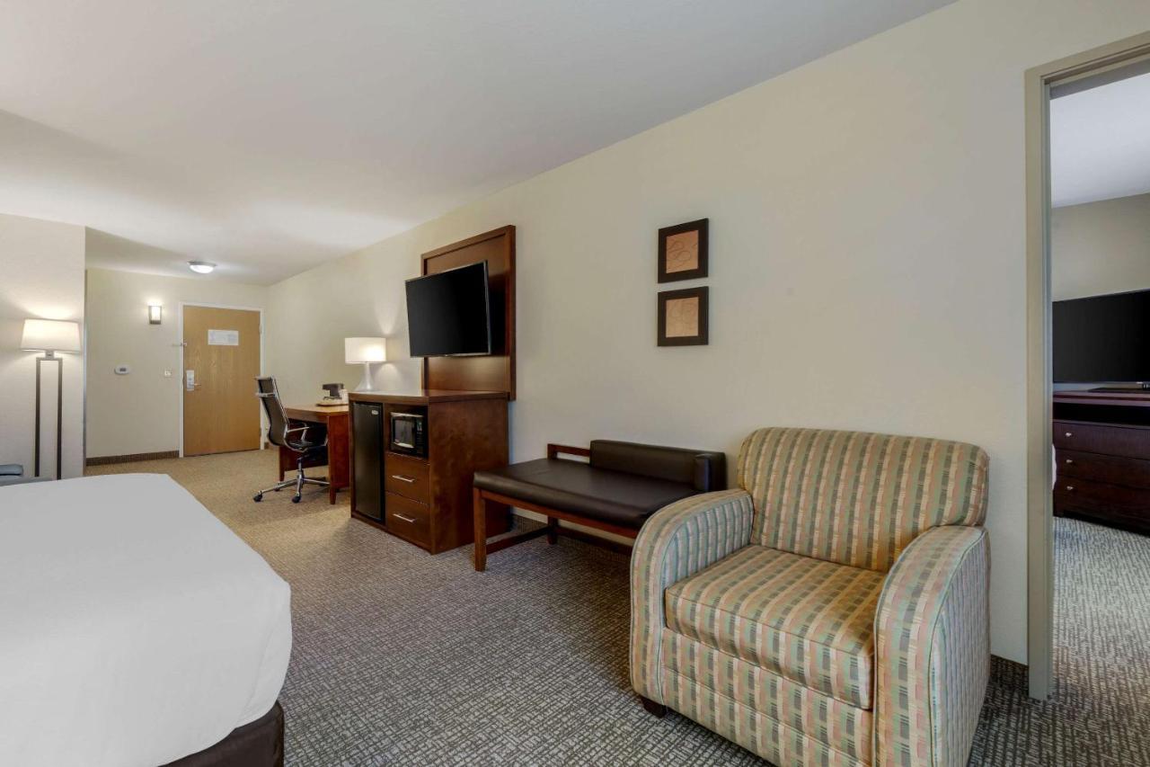 Comfort Suites Johnson Creek Conference Center Exterior foto
